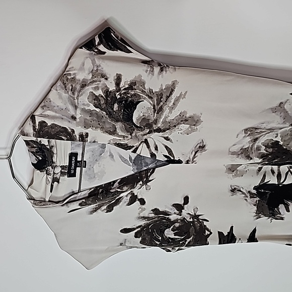 LE chateau small floral design short sleeve shirt - Picture 2 of 7